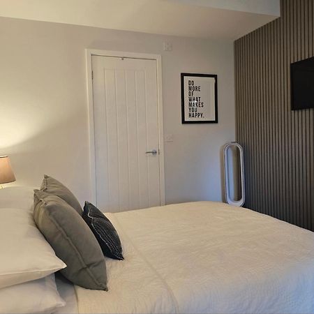 Stylish, Business Traveller Friendly Apartment, With Free Parking And Netflix 판버러 외부 사진