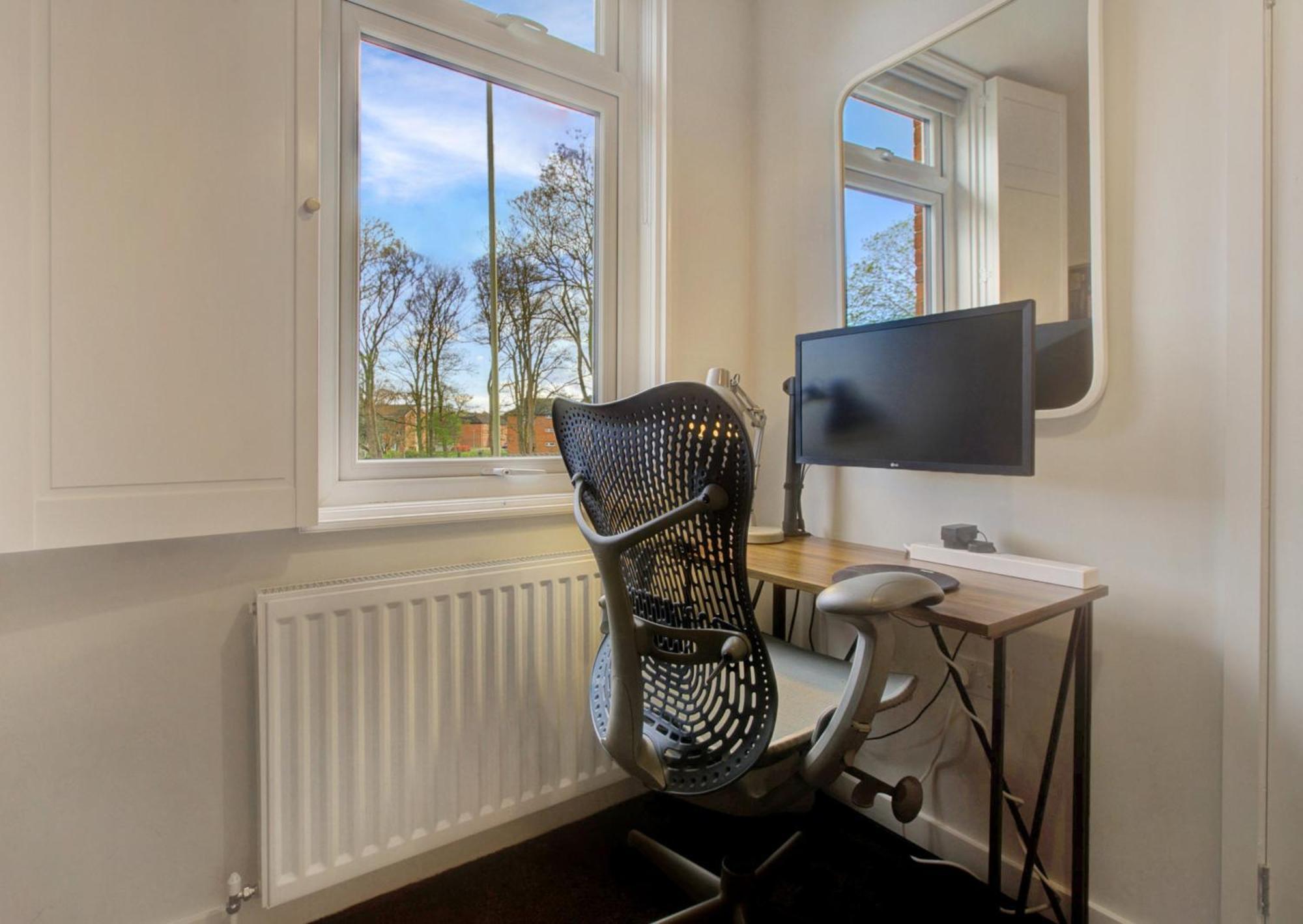 Stylish, Business Traveller Friendly Apartment, With Free Parking And Netflix 판버러 외부 사진