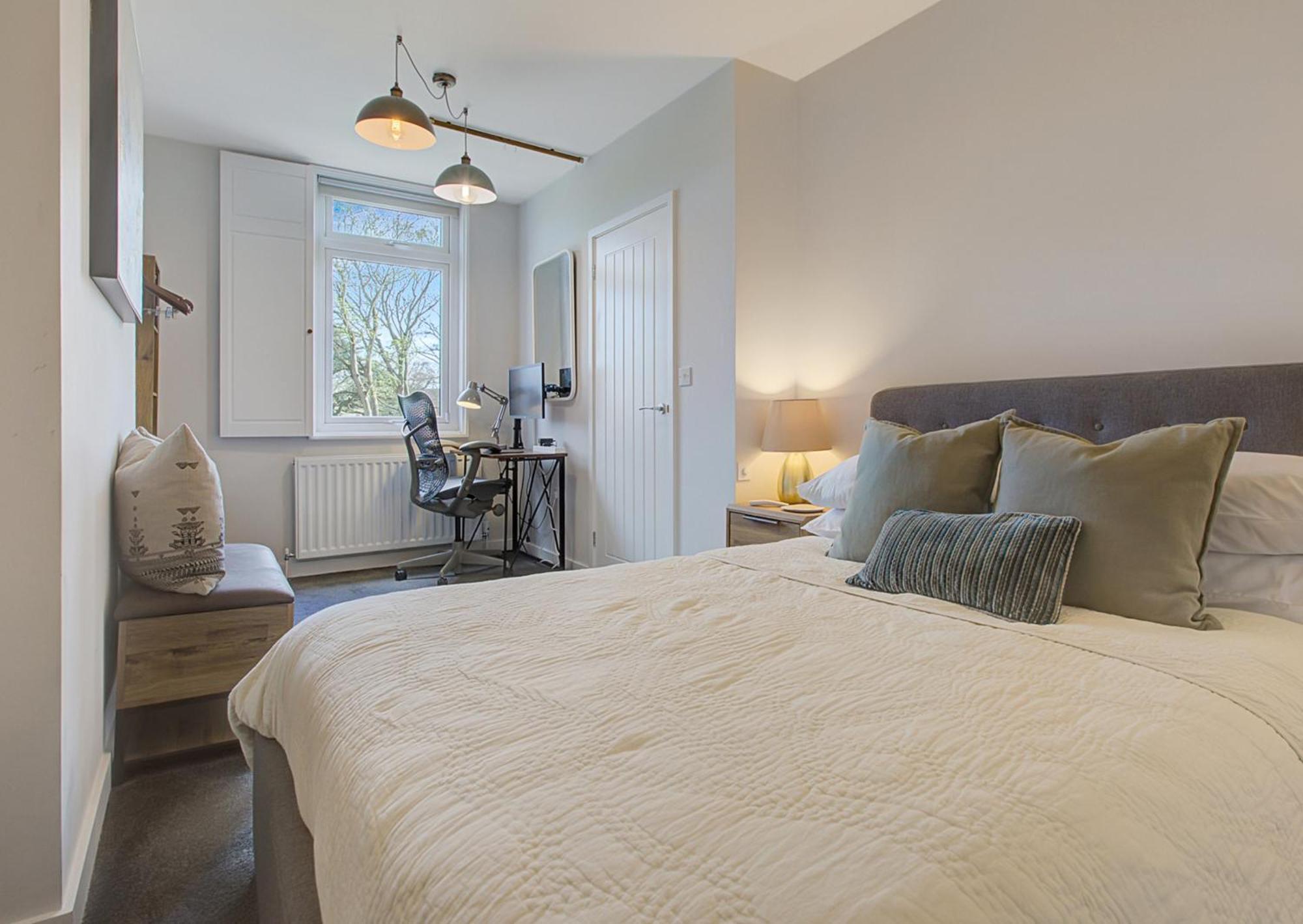 Stylish, Business Traveller Friendly Apartment, With Free Parking And Netflix 판버러 외부 사진