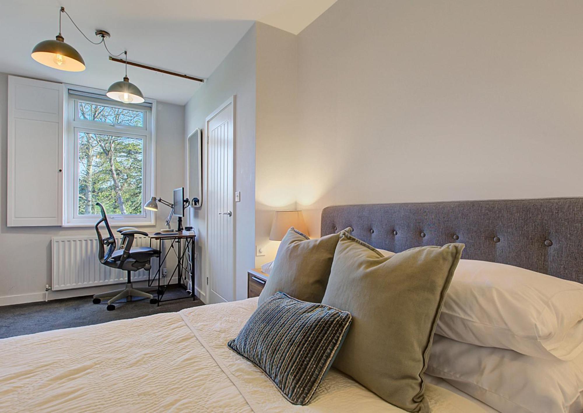 Stylish, Business Traveller Friendly Apartment, With Free Parking And Netflix 판버러 외부 사진